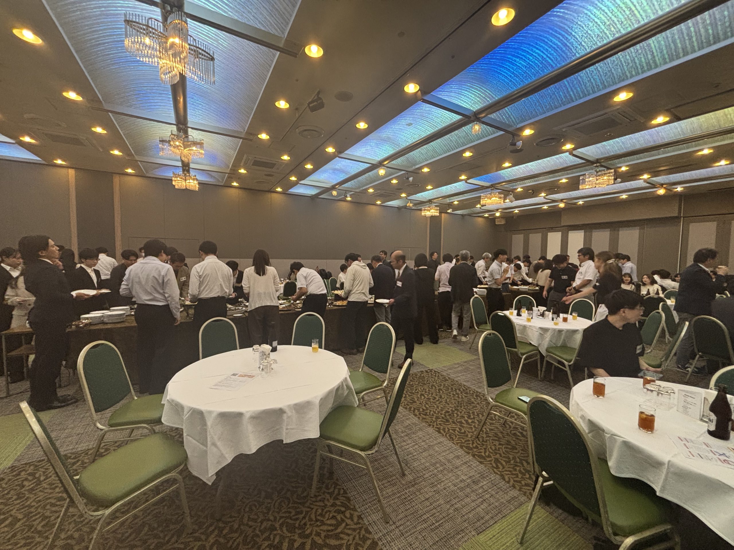 2026年度経営中間報告会の懇親会会場の様子